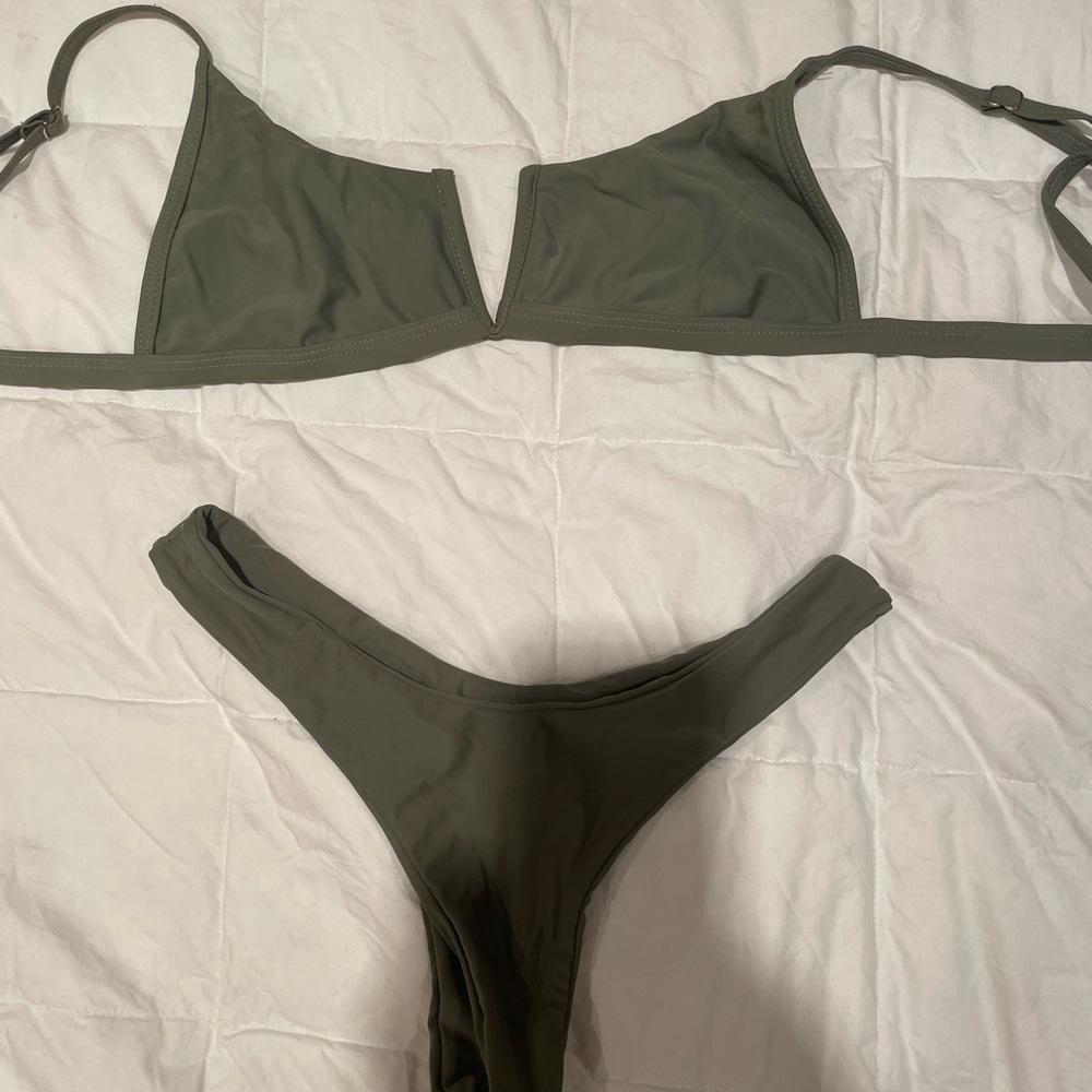 Bikini - Picture 2 of 4